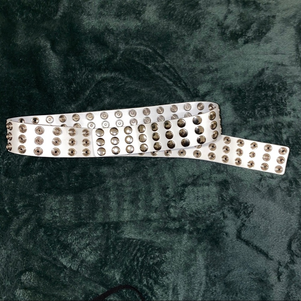 White buckles belt